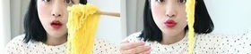 小姐姐吃排骨炒年糕,小姐姐独享排骨炒年糕的温馨时光